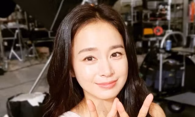 'Người phụ nữ đẹp nhất Hàn Quốc' Kim Tae Hee trở lại Instagram sau 14 tháng