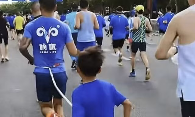 Bị cấm thi đấu trong 3 năm vì đưa con trai 9 tuổi chạy cùng cự ly bán marathon