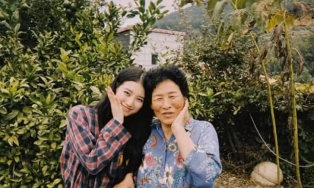 Khoảnh khắc gia đình với bà ngoại trong dịp lễ Chuseok của Suzy 'gây sốt rần rần'
