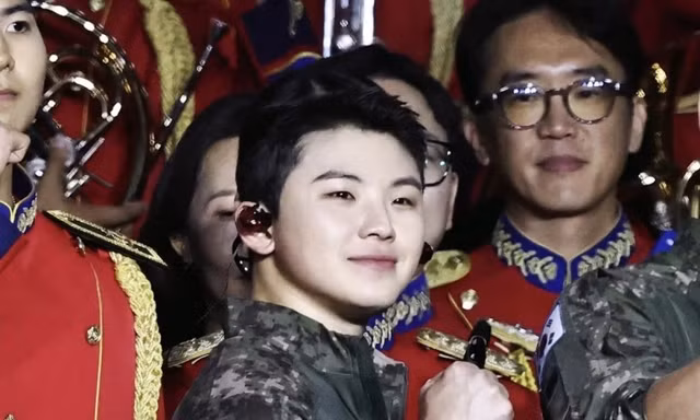 Woozi (SEVENTEEN) khiến người hâm mộ phấn khích dù đang đi nghĩa vụ quân sự