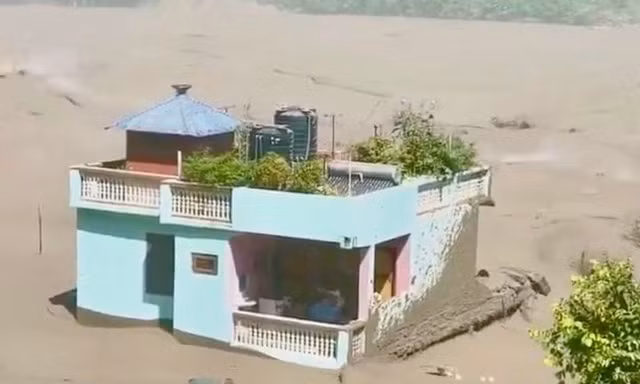 'Sự sống sót kỳ diệu' của một ngôi nhà màu xanh giữa trận lũ lụt Nepal