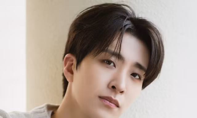 Youngjae (GOT7) thể hiện tình cảm với những chú chó bị bỏ rơi