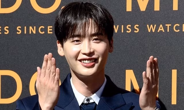 Gương mặt của Lee Jong Suk tựa như một 'món hàng xa xỉ'