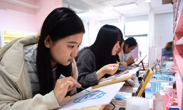 'Điều gì' đã khiến thế hệ Gen Z Trung Quốc bỏ điện thoại thông minh xuống?