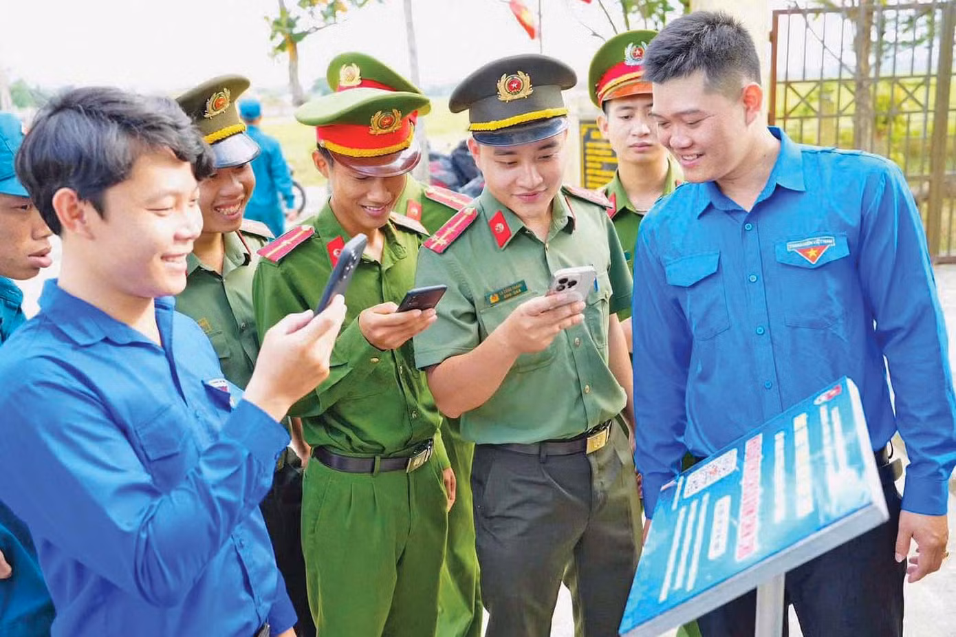 4-tuoi-tre-phuong-dien-ban-bac-gan-ma-qr-cho-dia-chi-do-di-tich-xom-chin-chu-dip-277-nam-nay-anh-giang-thanh.jpg