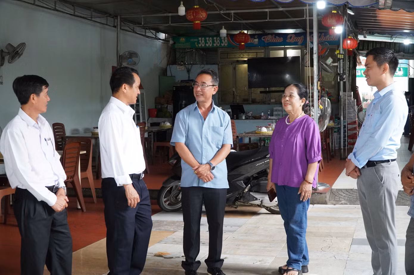 4-can-bo-phuong-dak-cam-van-dong-nguoi-dan-phoi-hop-cong-tac-tim-kiem-hai-cot-liet-si-anh-nn.jpg