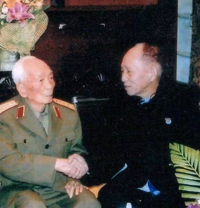 1-dai-tuong-vo-nguyen-giap-va-trung-ta-dang-van-viet-hai-cuu-hoc-sinh-quoc-hoc-mot-thoi-anh-bao-tp.jpg