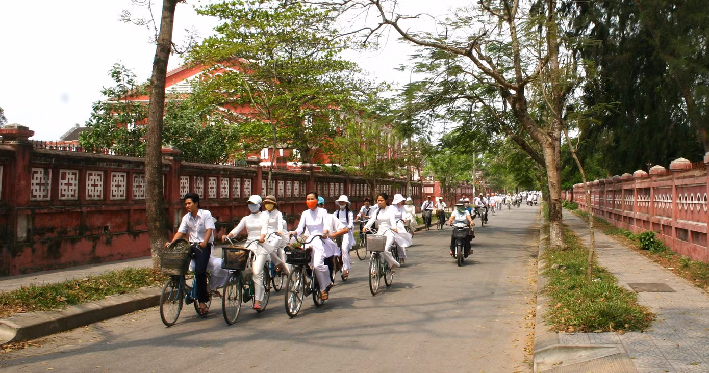 3-con-duong-nguyen-truong-to-di-giua-hai-truong-quoc-hoc-va-dong-khanh-nay-la-truong-hai-ba-trung-anh-tl.jpg