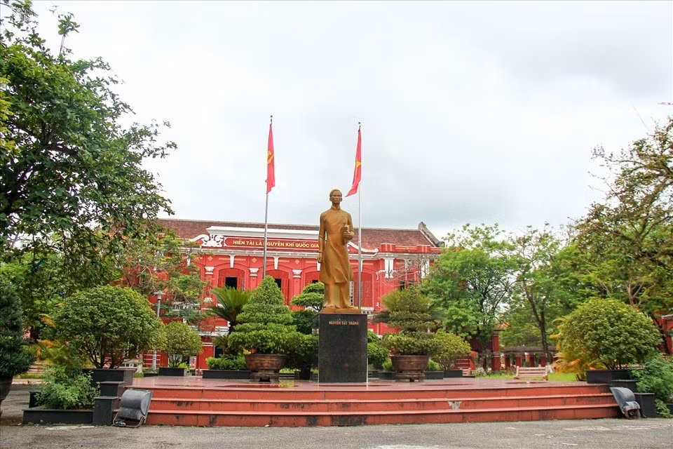 1-tuong-dai-bac-ho-tai-truong-quoc-hoc-hue-anh-qh-hue.jpg