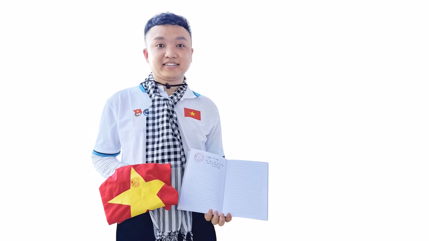 anh-3-anh-ha-the-duy-pho-bi-thu-doan-truong-dai-hoc-thai-nguyen-cung-la-co-cuon-so-in-dam-nhung-con-dau-truong-sa-photoroom.jpg
