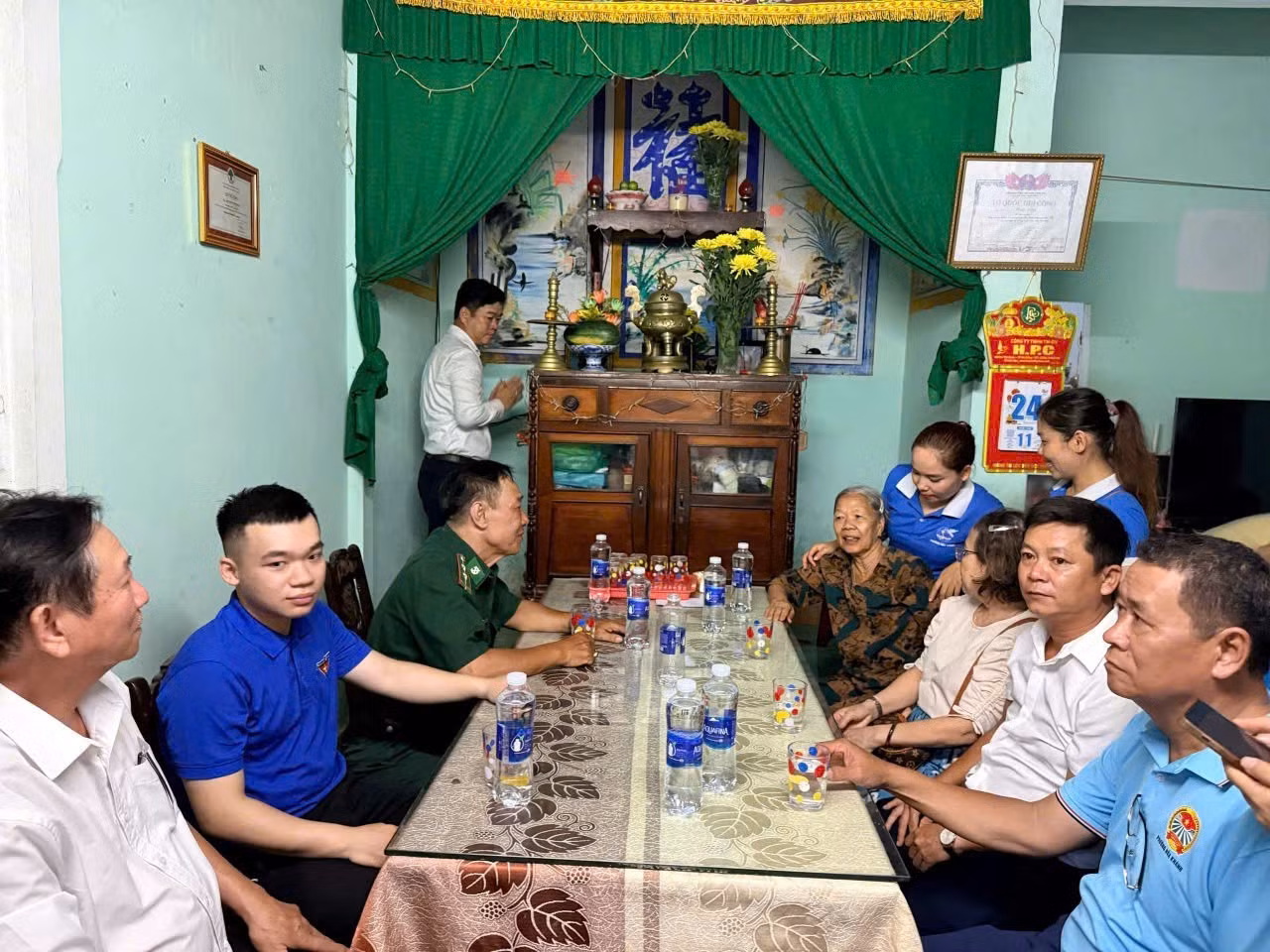 3-anh-lan-thu-2-bia-phai-cung-cac-luc-luong-chuc-nang-luon-ke-canh-ho-tro-nhung-gia-dinh-co-hoan-canh-dac-biet.jpg