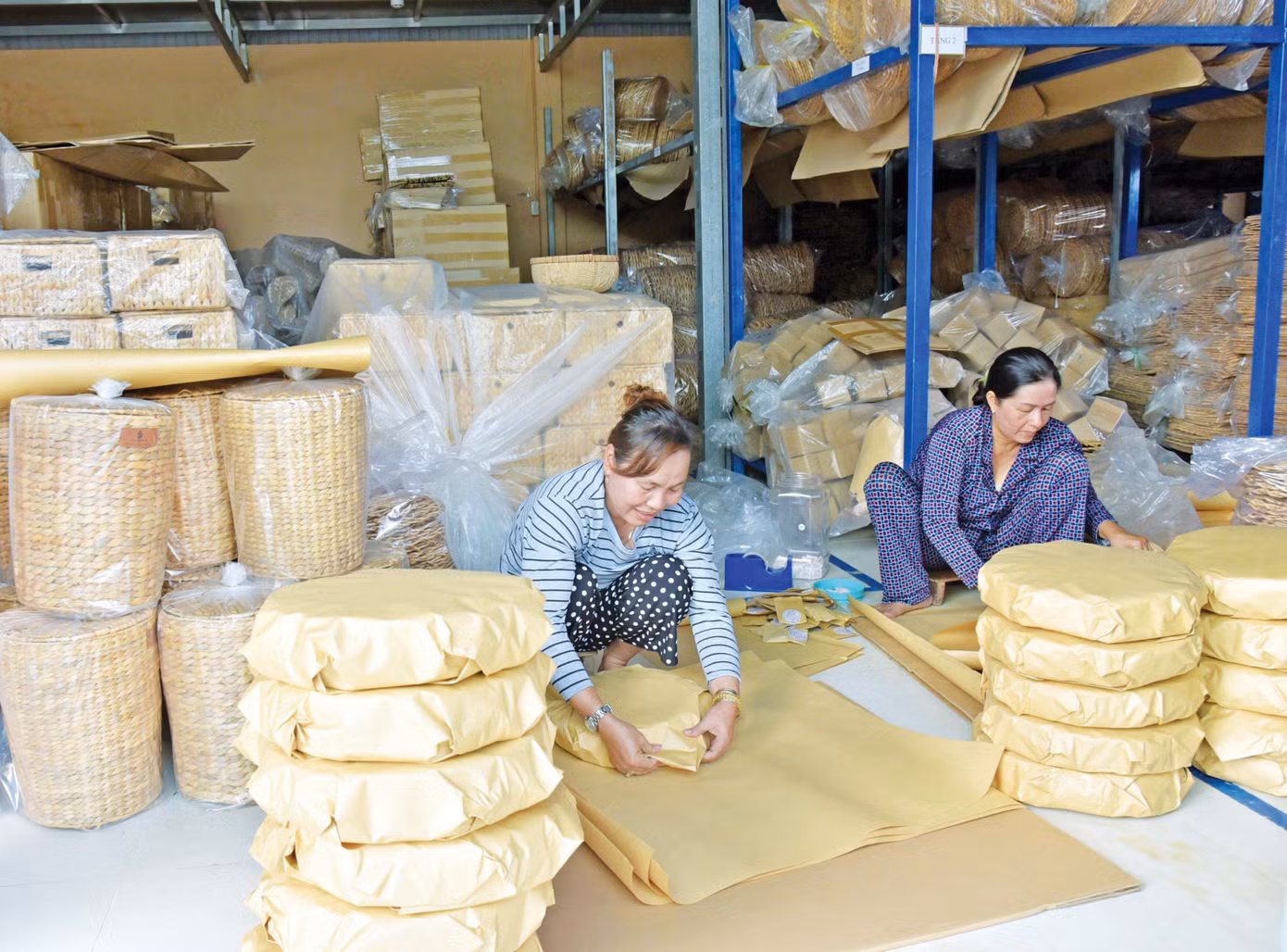 anh-1-cong-nhan-dong-goi-sp-thu-cong-my-nghe.jpg