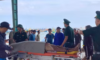 Tàu cá bị tàu hàng đâm chìm trên biển, 16 ngư dân thoát nạn, 1 người tử vong