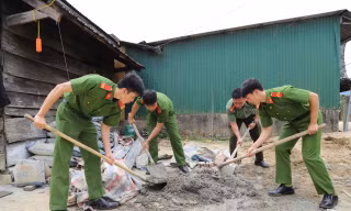 Lực lượng Công an tỉnh Lâm Đồng tham gia phong trào xoá nhà tạm, nhà dột nát.