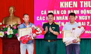 Lao thuyền vào dòng lũ dữ, hai người đàn ông cứu sống 3 mạng người giữa hồ thủy điện