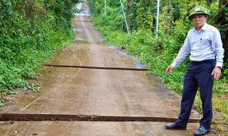 Mưa lớn, đường bê tông xuất hiện 8 vết nứt ngang, đất rẫy sụt lún ở Lâm Đồng
