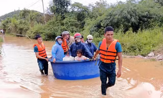 Đường ngập sâu, học sinh một số điểm trường ở Lâm Đồng tạm thời nghỉ học