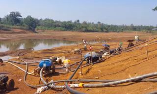 Hồ B40 cạn trơ đáy, khiến hàng trăm héc-ta cây trồng có nguy cơ mất trắng.