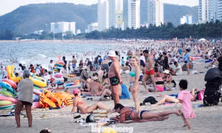 Biển Nha Trang ken đặc người, các ngả đường đi Đà Lạt kẹt cứng
