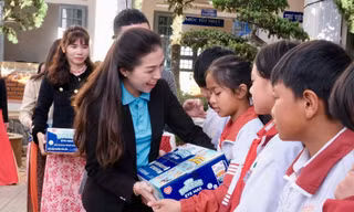 Chị Trần Diệp Mỹ Dung trao quà cho thiếu nhi khó khăn vùng sâu Lâm Đồng.