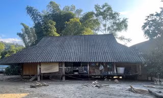 Cảnh lũ quét, lũ ống để lại lớp đất đá dày 3-4 mét, biến nhà sàn thành nhà trệt ở Lào Cai