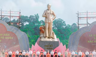 Nghi lễ cắt băng khánh thành công trình Tượng đài Bác Hồ ở Tân Trào.