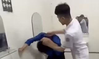 Em T. liên tục bị bạn học đánh tại nhà vệ sinh của trường.