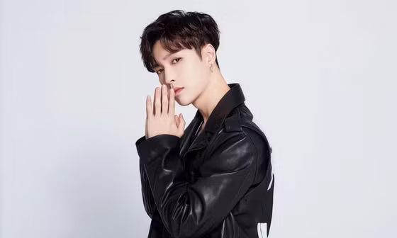 Lay (EXO) quay lại trường học ở tuổi 35