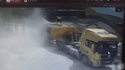 Clip: Xe bồn trộn bê tông 'xì hơi' hất văng công nhân xuống đường