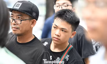 CĐV đội nắng giữa trưa mua vé trực tiếp trận Việt Nam vs Malaysia