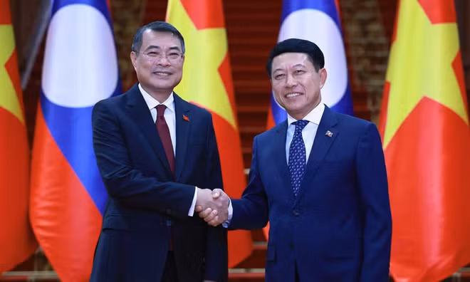 Hai Thủ tướng chụp ảnh chung. Ảnh: VGP