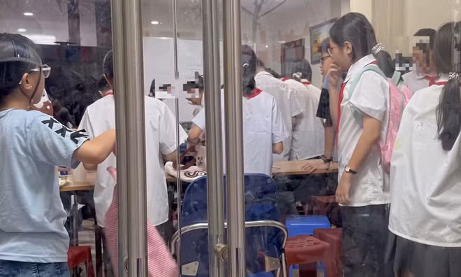Trung tâm bồi dưỡng văn hóa tại Hà Nội tấp nập học sinh đến học thêm sau giờ học chính khóaẢnh: N.H