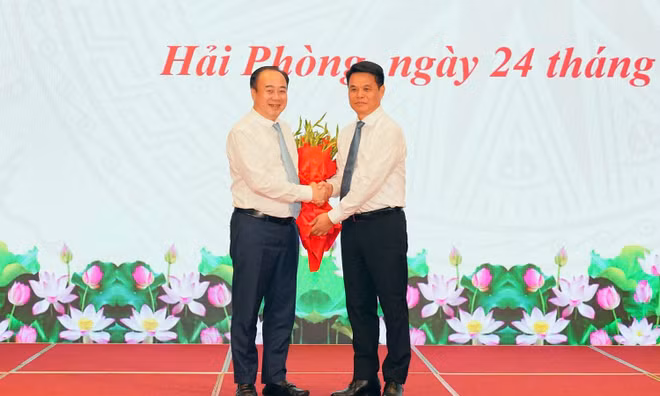Ông Lê Ngọc Châu - Bí thư Thành ủy Hải Phòng tặng hoa chúc mừng tân Phó Bí thư Thành ủy Hải Phòng Nguyễn Sỹ Hiệp.