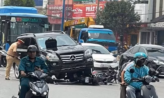 Ô tô Mercedes tông hàng loạt xe máy đang dừng chờ đèn đỏ ở TPHCM