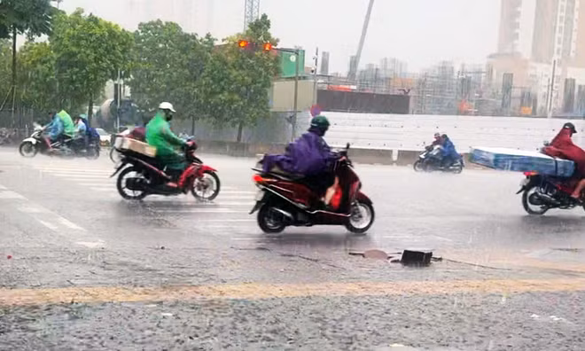Vì sao Hà Nội mưa như trút, lốc sét?