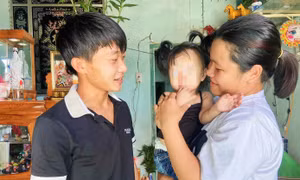 Vợ chồng anh Kiệt vui mừng khi được miễn chấp hành án tù.