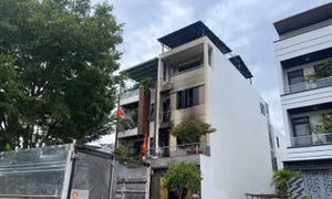 Cháy nhà 4 tầng ở Nha Trang, 2 người phải nhập viện cấp cứu