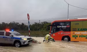 Quốc lộ 1 qua Khánh Hòa ngập sâu, nhiều hồ xả lũ 5 ngày