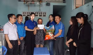 Báo Tiền Phong cùng các nhà hảo tâm hỗ trợ người dân vùng lũ Khánh Hòa 
