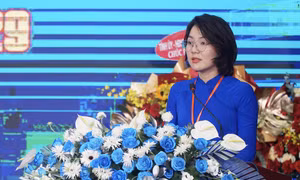 Chị Tô Thị Tuyết Ngân – Phó Bí thư Tỉnh Đoàn, Chủ tịch Hội LHTN Việt Nam tỉnh Khánh Hòa lâm thời phát biểu tại đại hội.