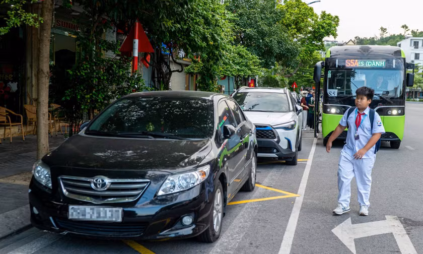 Lấn chỗ xe buýt miễn phí, ô tô cá nhân đẩy học sinh vào nguy hiểm