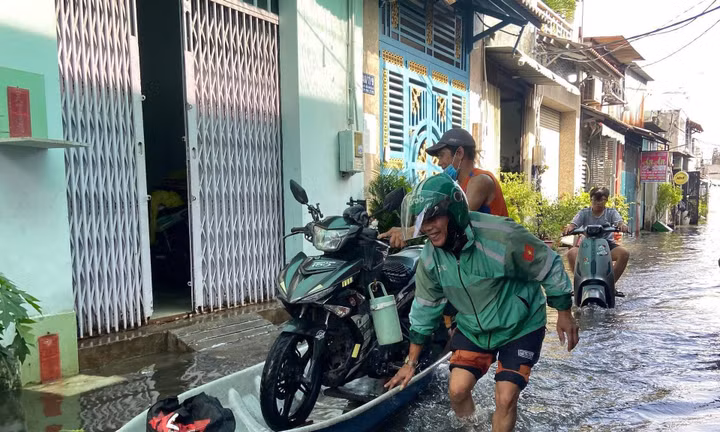 Sống khổ trong con hẻm bị nước ngập bủa vây hơn 1 tuần ở TPHCM