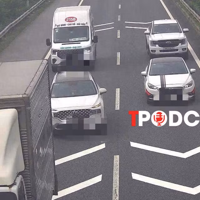 Giữ khoảng cách an toàn nhưng bị xe khác chen ngang có bị phạt?