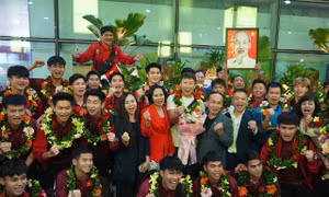 Hà Nội nồng nhiệt chào đón những nhà vô địch SEA Games 33 về nước