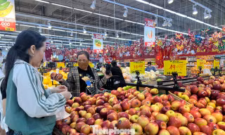 Thịt lợn, trái cây Việt lép vế trên 'sân nhà'