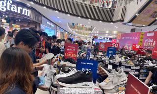 Mua sắm dịp 2/9: Nơi xếp hàng, chỗ vắng hoe