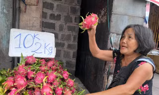 Thanh long ‘đỏ đường’ TPHCM, hạ giá chỉ 5.000 đồng/kg