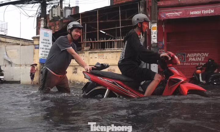Mưa tầm tã giờ tan tầm, nhiều tuyến đường ở TPHCM ngập sâu
