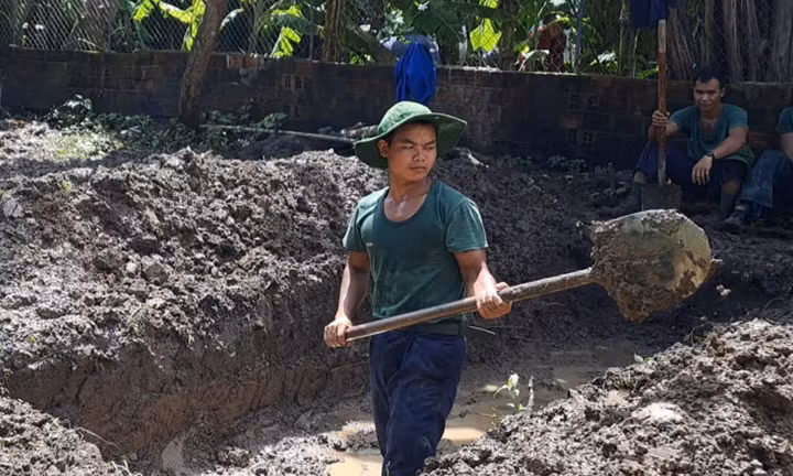 Hiện trường tìm kiếm hài cốt liệt sĩ trong vườn nhà dân ở Gia Lai