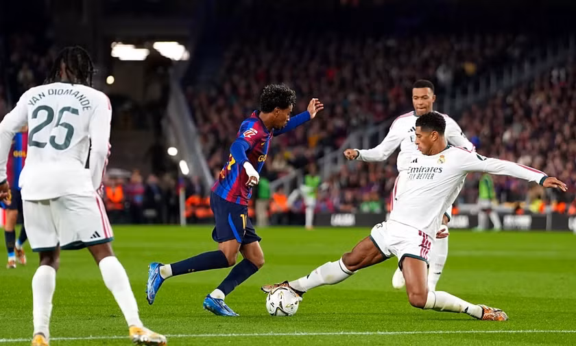 Bóng đá Tây Ban Nha đóng băng sau tai nạn tàu hỏa, Real và Barca nín thở đợi tin